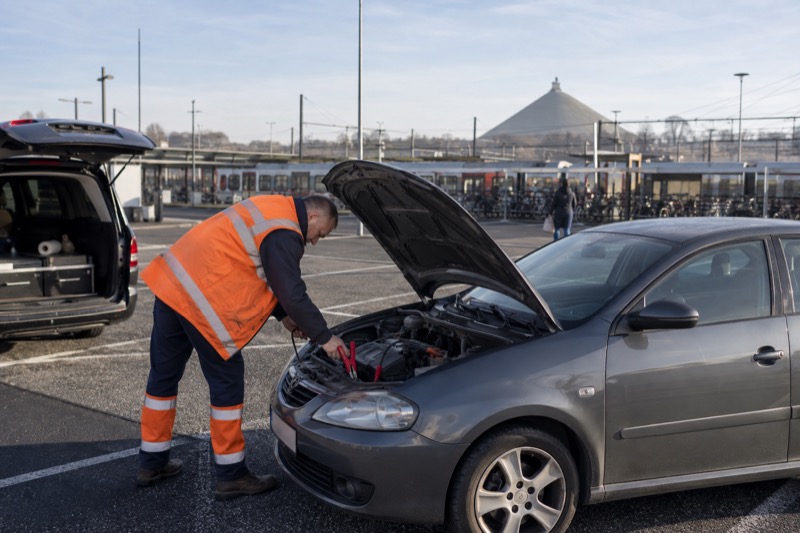 Dépannage voiture Braine-l'Alleud – boost batterie HELPCAR au parking de la gare RER
