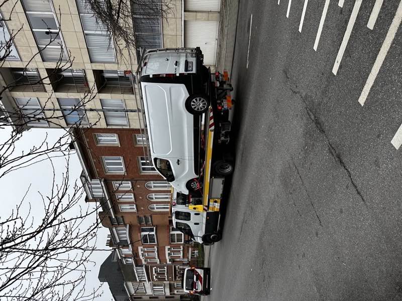 Camionnette chargée sur plateau dépanneuse Bruxelles HELPCAR