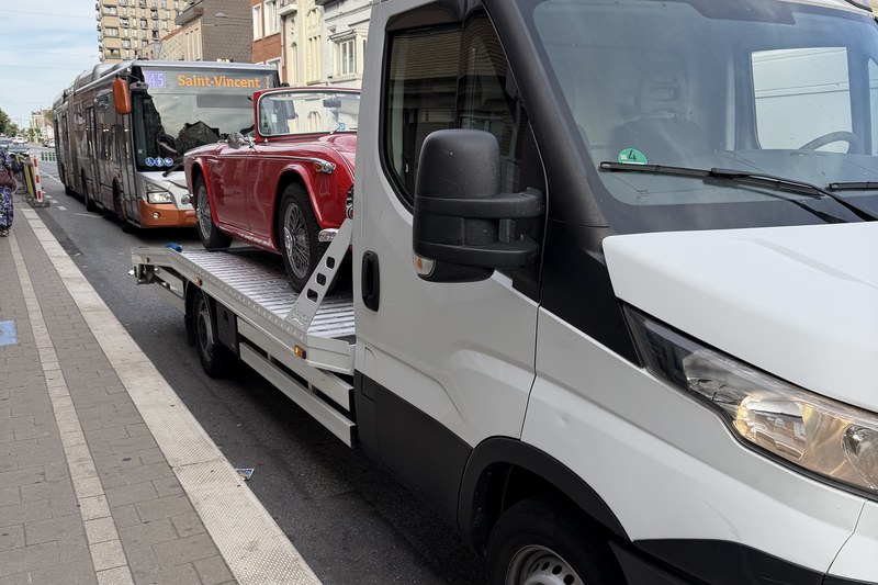 Dépannage voiture Evere – remorquage d'un cabriolet ancêtre par HELPCAR, bus STIB en arrière-plan