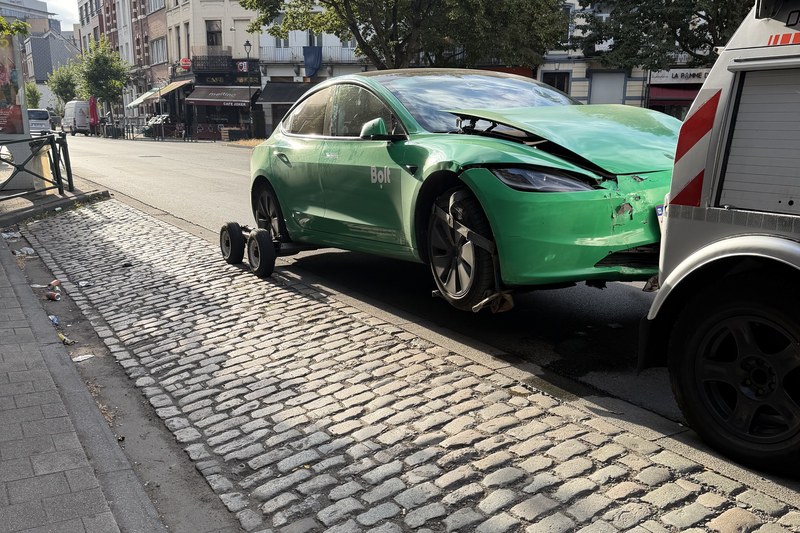 Dépannage voiture Forest – Tesla accidentée sur chariot de remorquage HELPCAR
