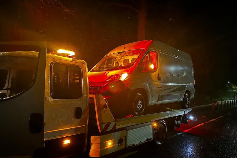 Camionnette en panne chargée sur la dépanneuse HELPCAR, de nuit, à La Hulpe