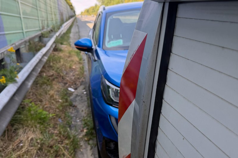 Voiture en panne sur le bord de l'E411, à la sortie vers La Hulpe, à côté de la dépanneuse HELPCAR