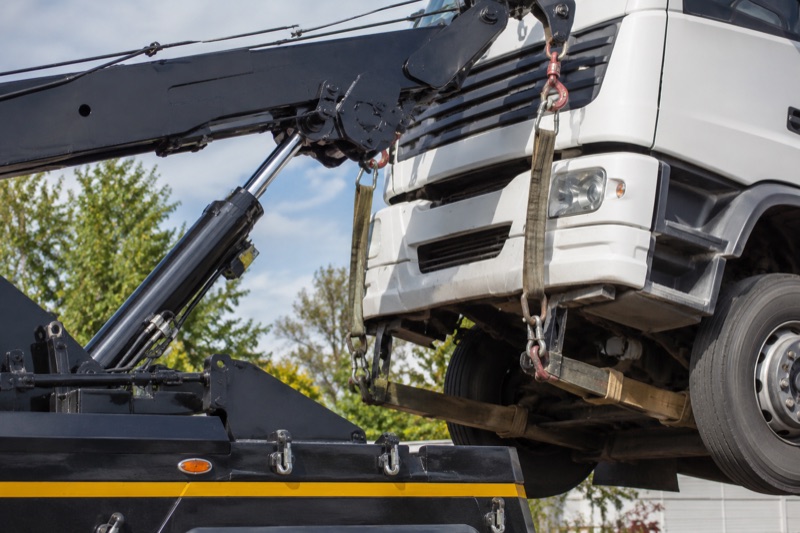 Levage fort tonnage d'un camion sur dépanneuse lourde Bruxelles HELPCAR