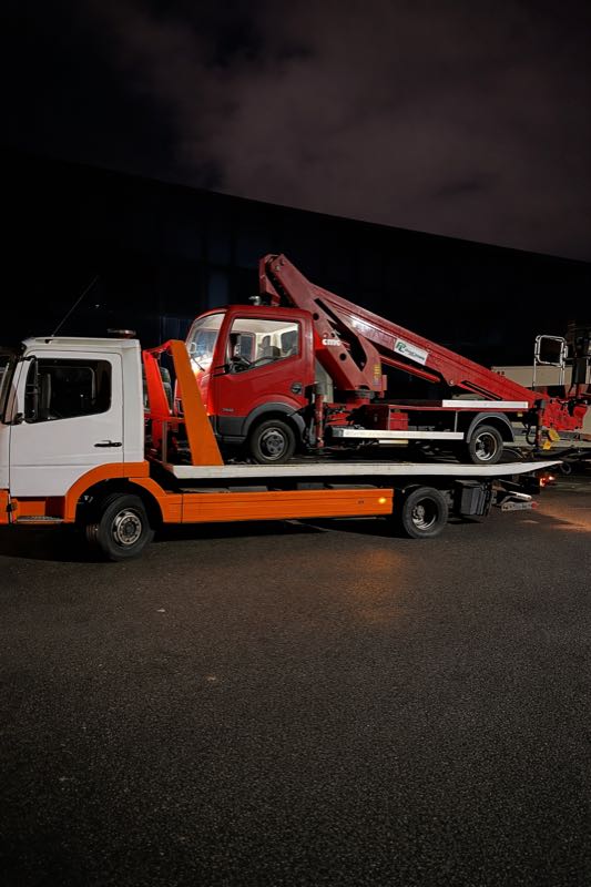 Véhicule spécial chargé sur plateau Bruxelles HELPCAR
