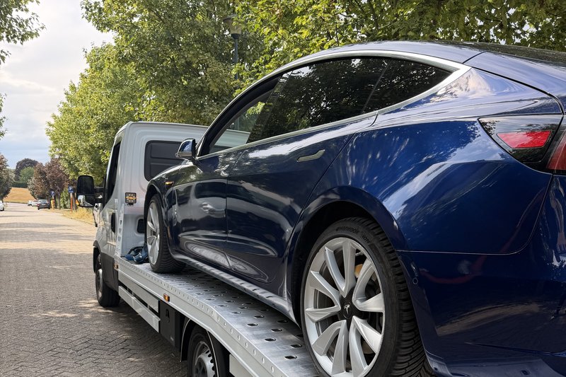 HELPCAR takelt een berline in een woonstraat in Ukkel
