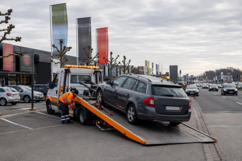 Dépannage voiture Waterloo – dépanneuse HELPCAR sur un parking de la chaussée de Bruxelles