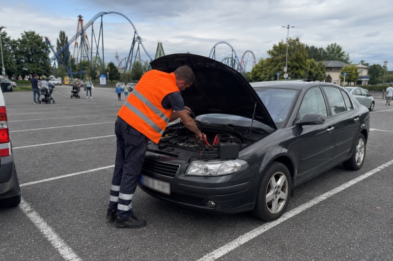Dépannage batterie à Wavre – boost HELPCAR sur le parking de Walibi